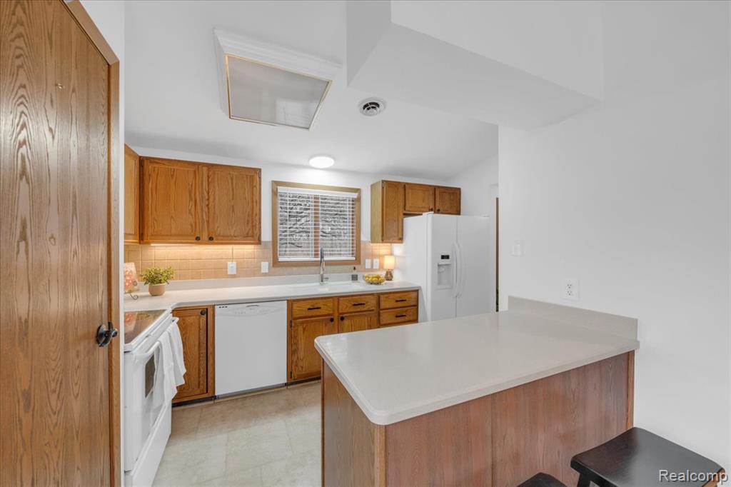 955 Woodlane Drive, 9, Rochester Hills, MI 48307 — Photo 11