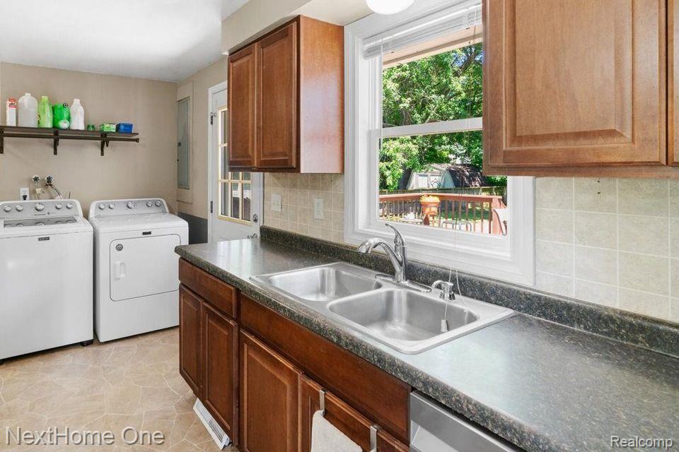 418 N HOWARD, Webberville, MI 48892 — Photo 7