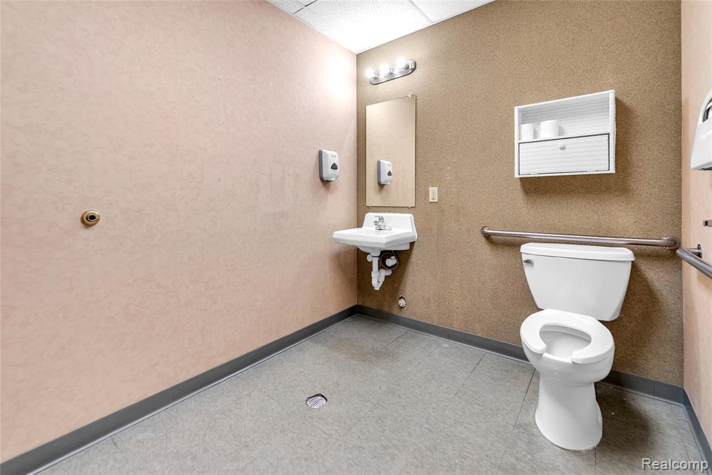 43722 Schoenherr Road, Sterling Heights, MI 48313 — Photo 18