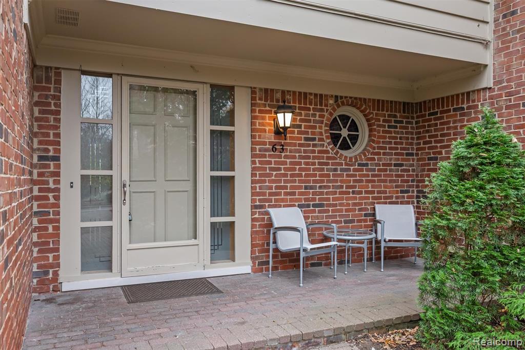 63 Barden Court, Bloomfield Hills, MI 48304 — Photo 2
