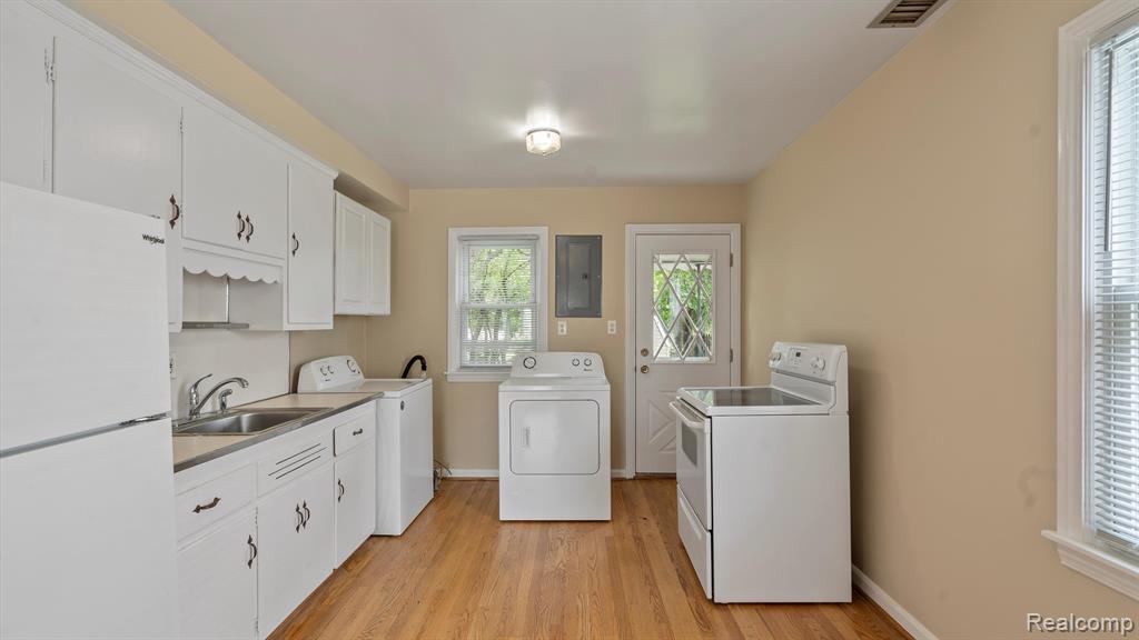 421 W MOREHOUSE Avenue, Hazel Park, MI 48030 — Photo 6