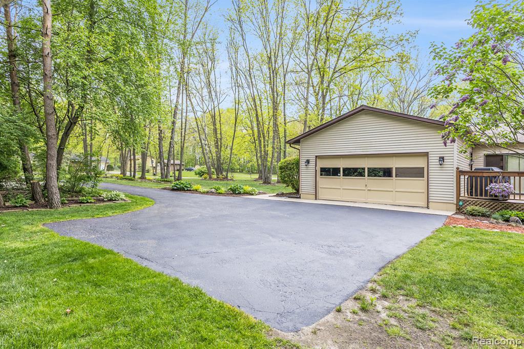 8450 Pineview Lake Drive, Linden, MI 48451 — Photo 34