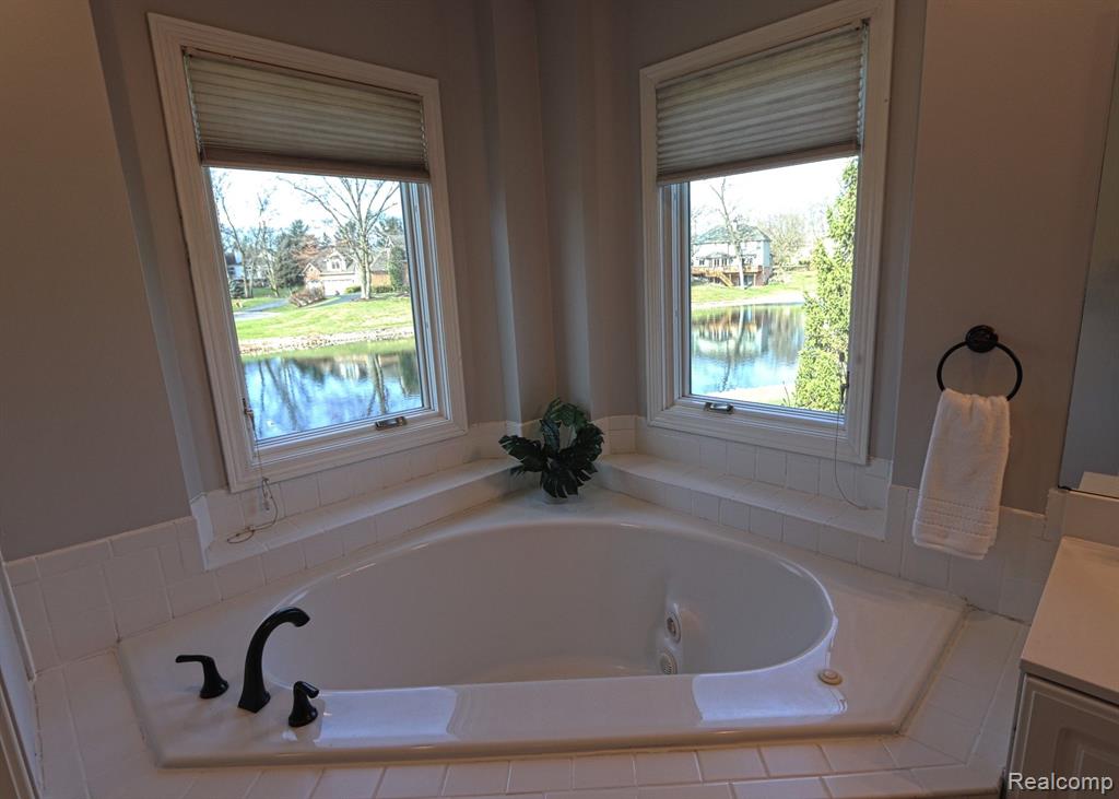 5470 HURON HILLS Drive, Commerce Twp, MI 48382 — Photo 22