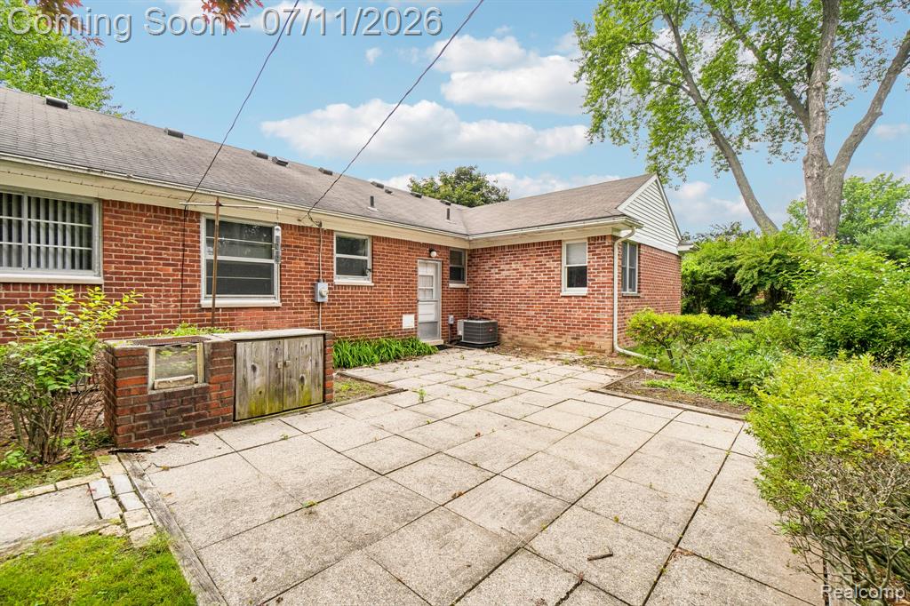 6105 Gilbert Lake Road, Bloomfield Hills, MI 48301 — Photo 47
