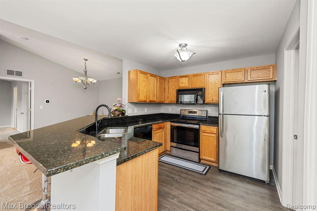 9203 FARMINGDALE Lane, Walled Lake, MI 48390 — Photo 13