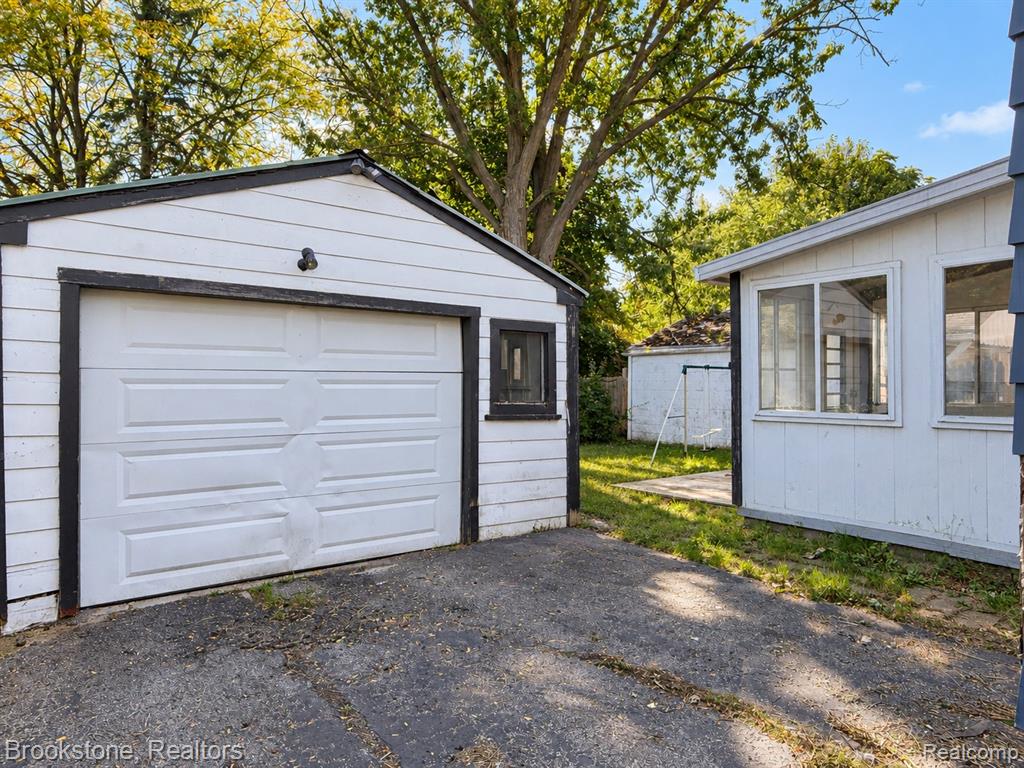 1121 Pettibone Avenue, Flint, MI 48507