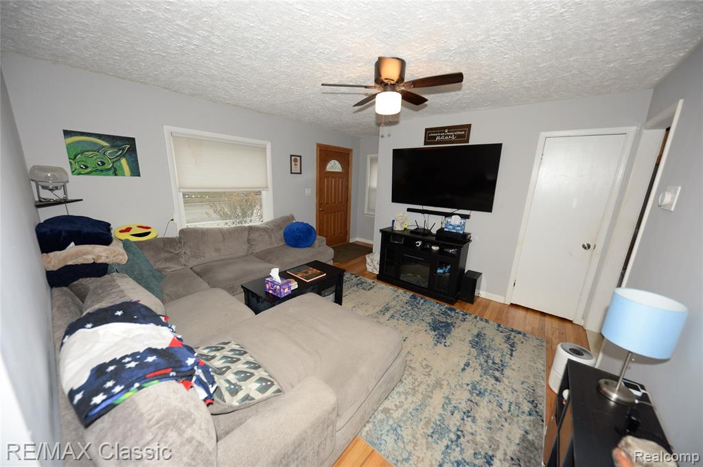 872 E Rowland Avenue, Madison Heights, MI 48071 — Photo 2