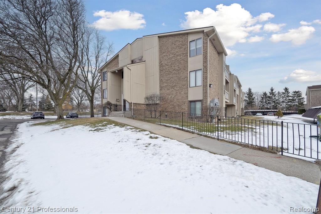 30535 W 14 MILE Road, 20, Farmington Hills, MI 48334 — Photo 3