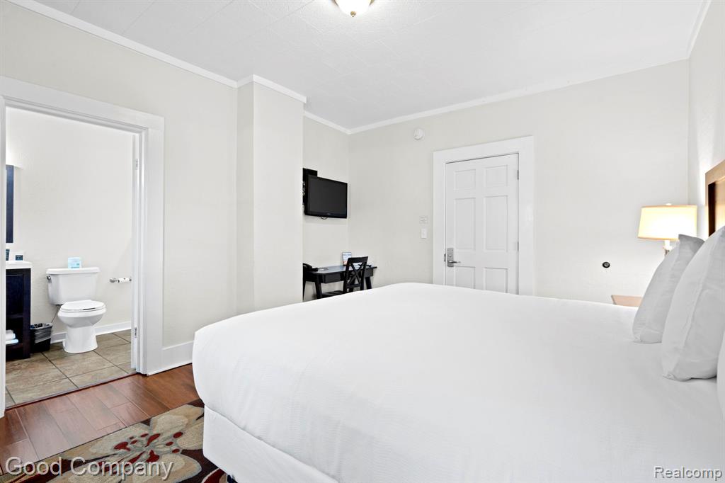 612 N LAKESHORE Drive, Ludington, MI 49431 — Photo 92