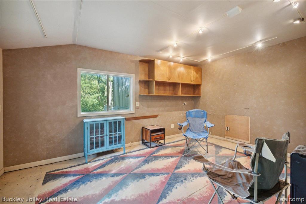 9319 FAUSSETT Road, Fenton, MI 48430 — Photo 32