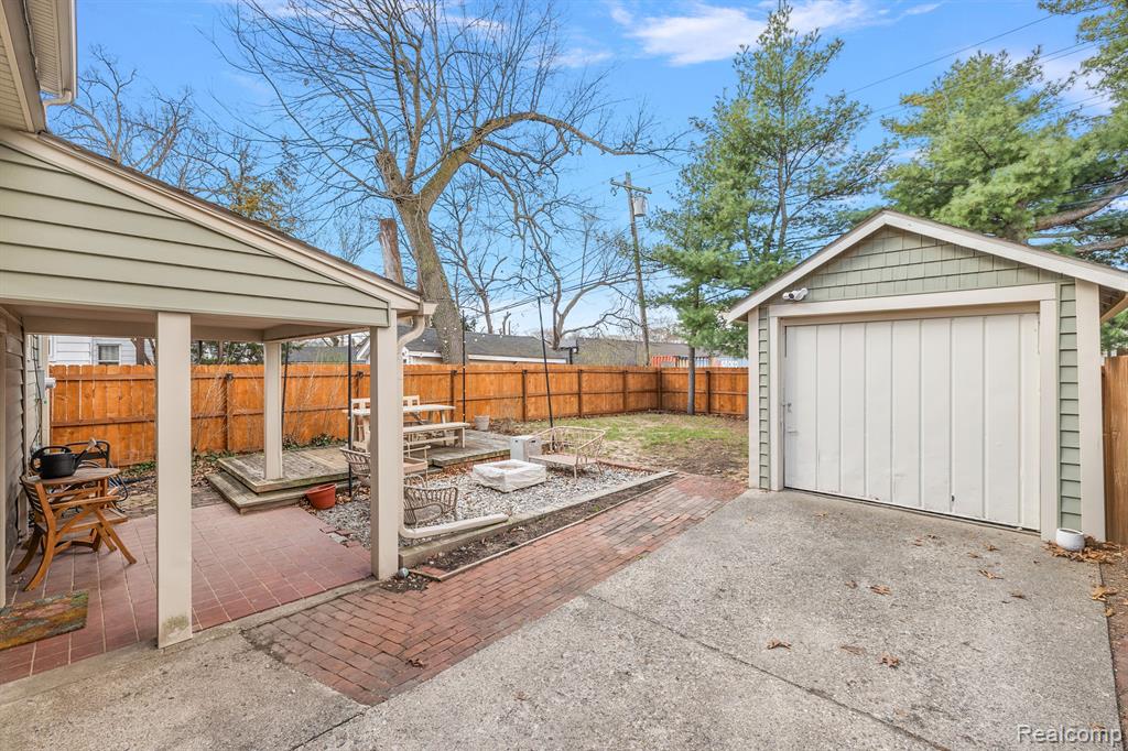 915 FARMDALE Street, Ferndale, MI 48220 — Photo 18