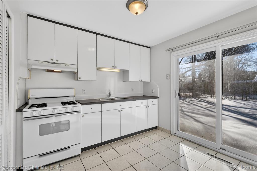 10111 Troy Street, Oak Park, MI, 48237