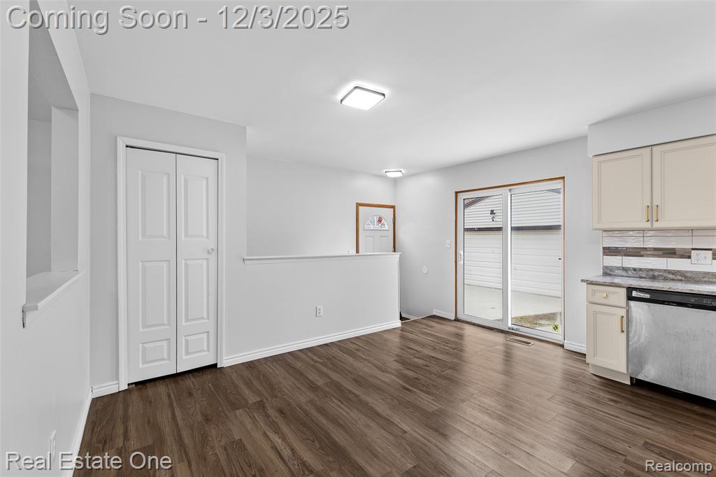 8456 Robindale Avenue, Dearborn Heights, MI 48127 — Photo 12