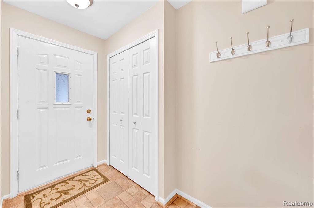 4911 Oak Hill Drive, Waterford, MI 48329 — Photo 2