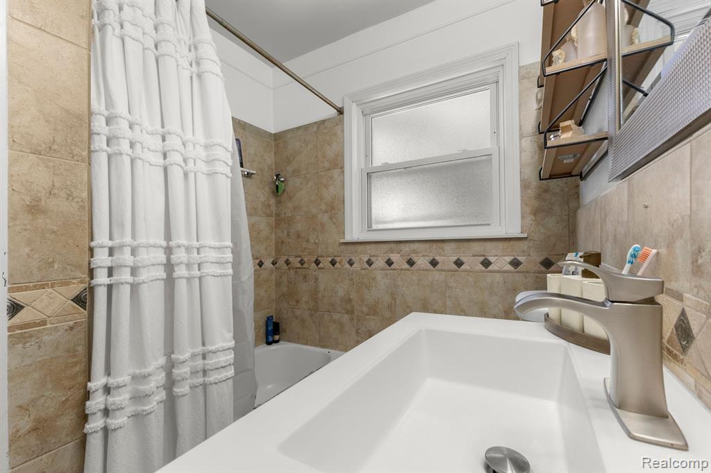 823 NEW YORK Avenue, Lincoln Park, MI 48146 — Photo 12