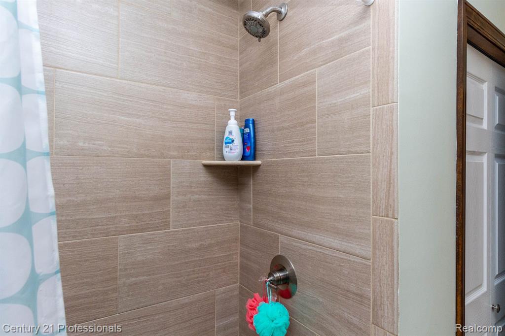 46498 HOUGHTON Drive, Shelby, MI 48315 — Photo 28
