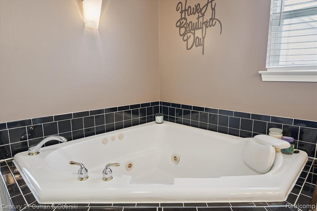 4025 Forest Edge Drive, Commerce Twp, MI 48382 — Photo 23