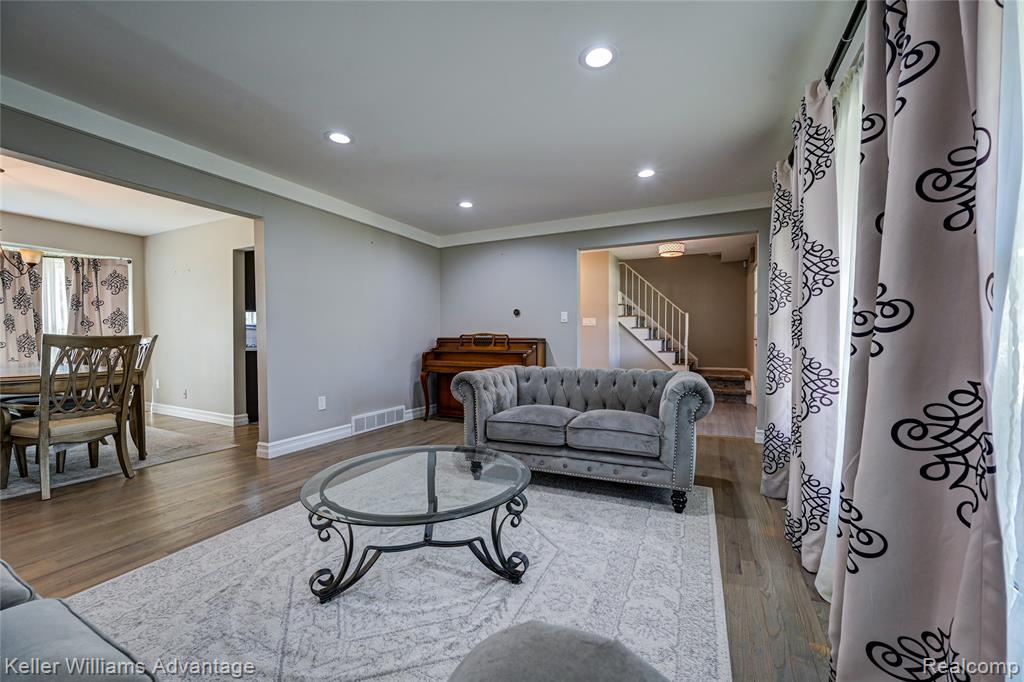 18467 Middlesex Avenue, Lathrup Village, MI 48076 — Photo 7
