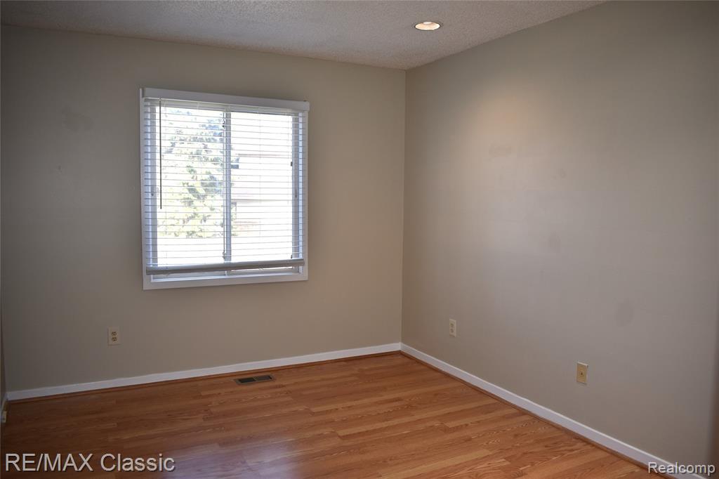 7901 Lawrence, West Bloomfield, MI — Photo 28