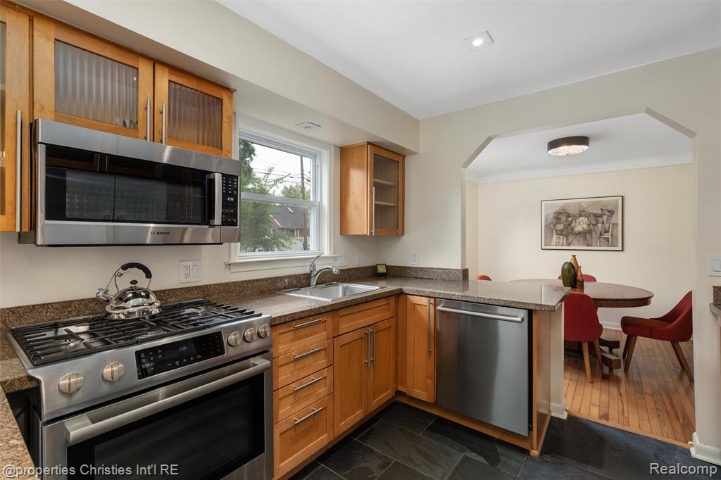 13323 Hart Avenue, Huntington Woods, MI — Photo 10
