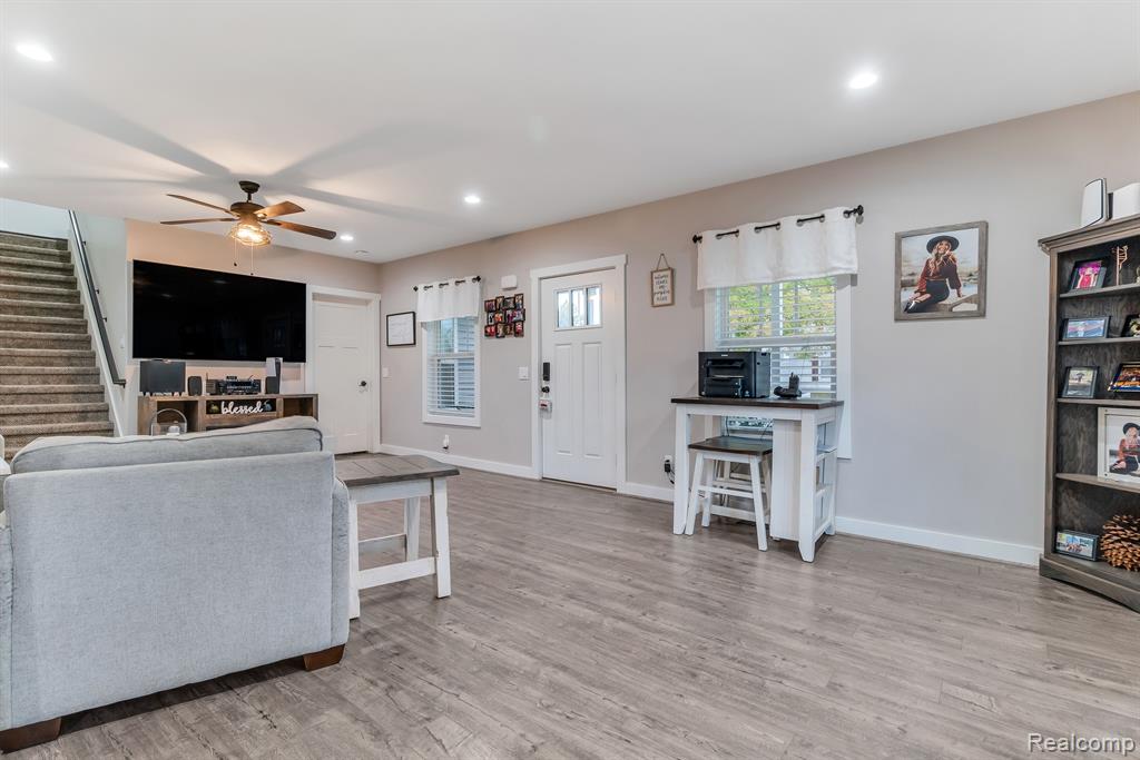 10174 HEGEL Road, Goodrich Vlg, MI — Photo 12
