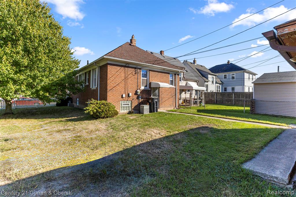 823 Saint John Street, Wyandotte, MI 48192 — Photo 18