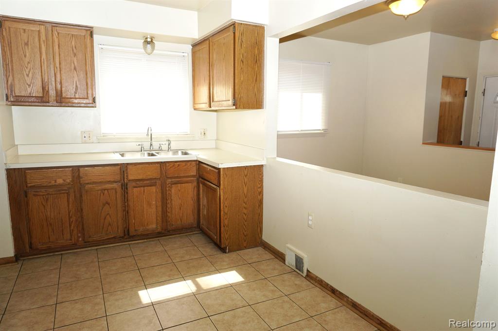 8842 Dale, Redford, MI 48239 — Photo 5