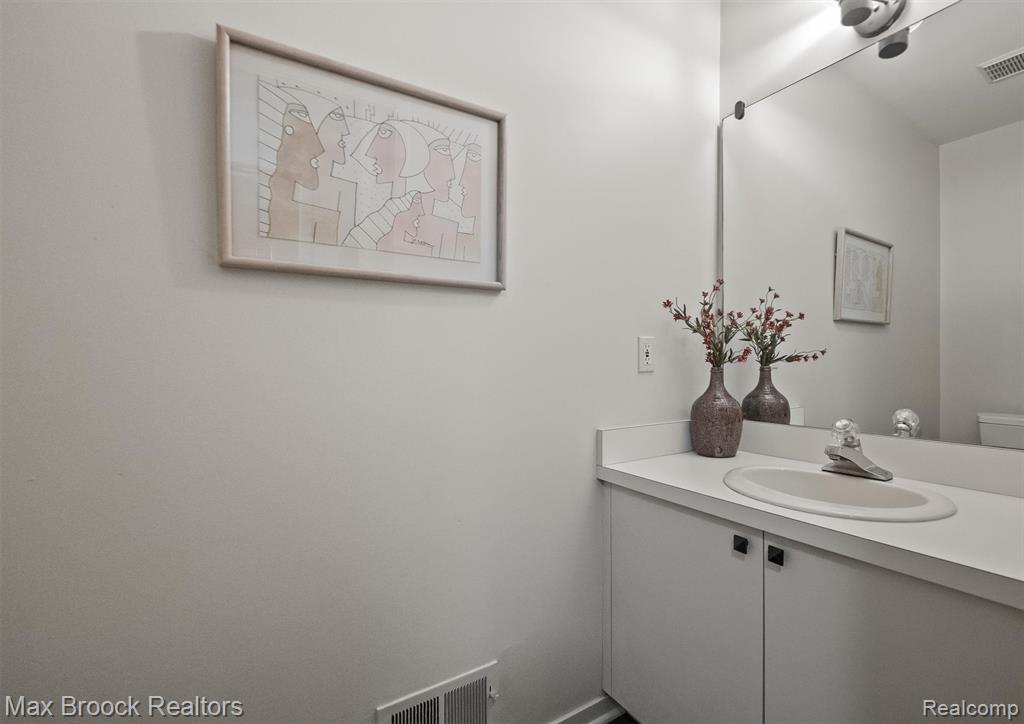 6612 Stonebridge E, West Bloomfield, MI — Photo 35