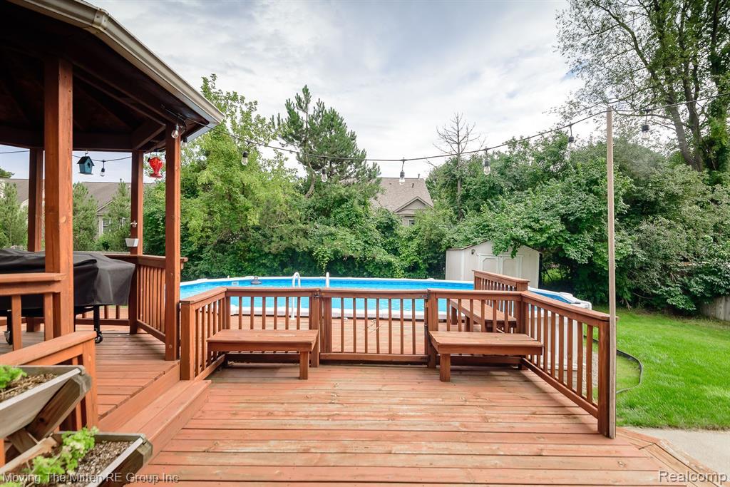 5861 MEADOWGREENE Drive, Waterford, MI 48327 — Photo 2