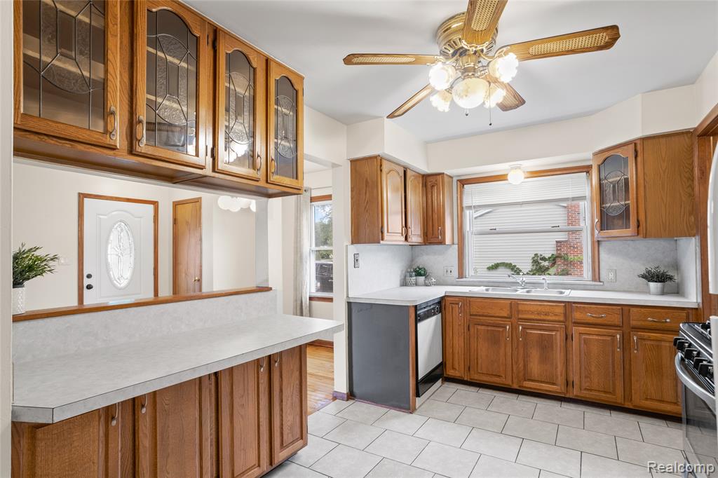 5427 NEWBERRY Street, Wayne, MI 48184 — Photo 8