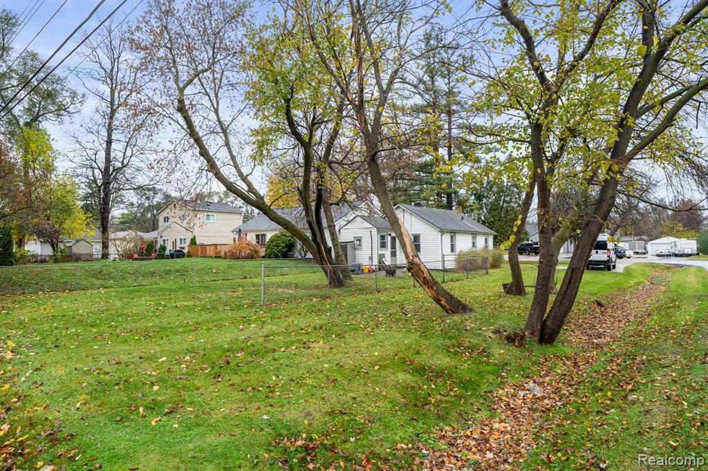 8624 RUSSELL Street, Shelby Twp, MI 48317 — Photo 18