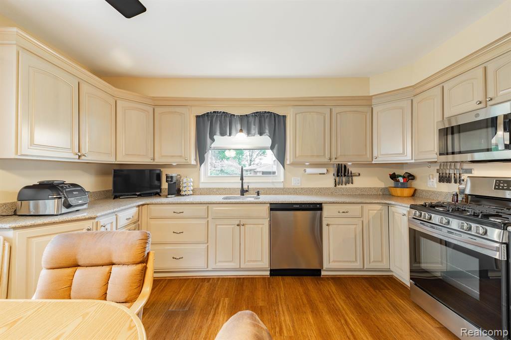7912 COVENTRY Avenue, Grosse Ile, MI 48138 — Photo 12