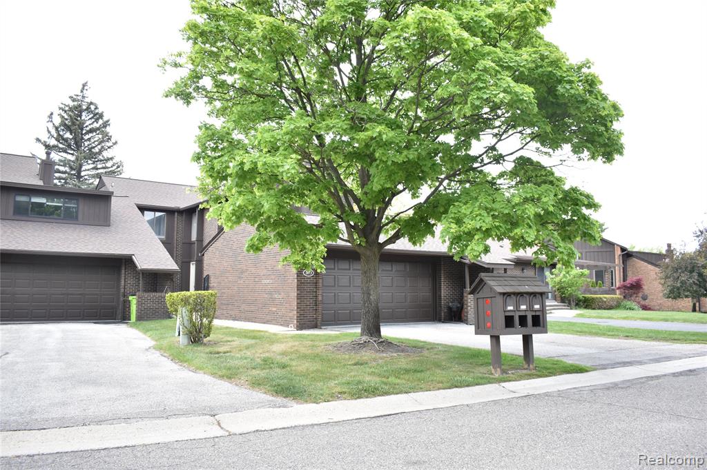 2073 Bordeaux Street, West Bloomfield, MI 48323 — Photo 54
