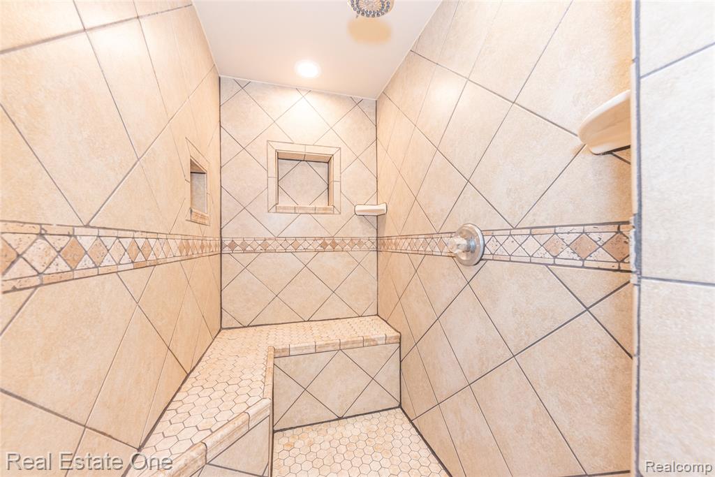 912 N Wixom Road, Wixom, MI 48393 — Photo 26