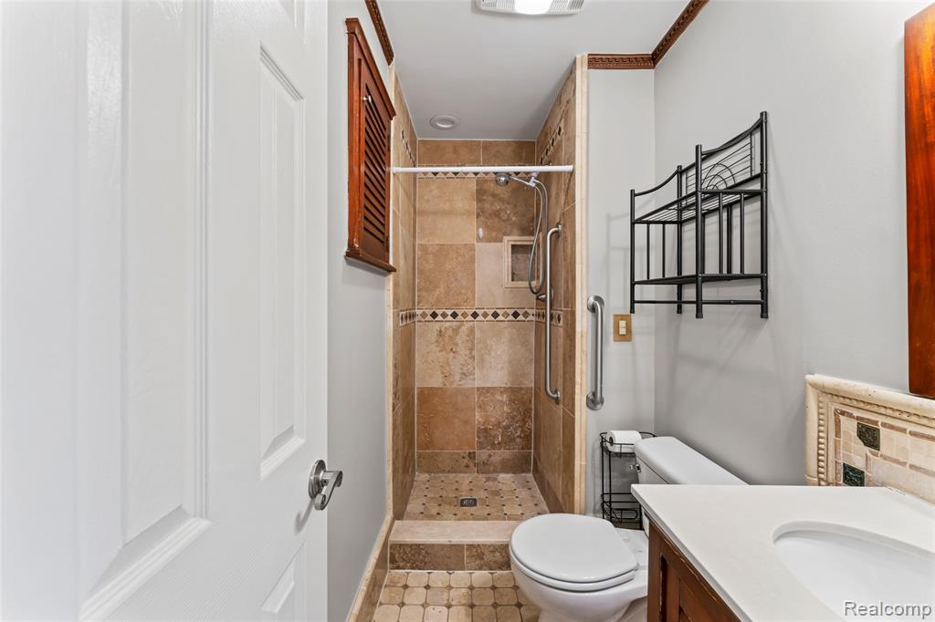 4822 Peachtree Drive, Sterling Heights, MI 48310 — Photo 34