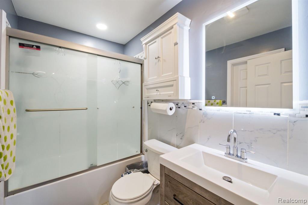 5784 FAIRCASTLE Drive, Troy, MI 48098 — Photo 16