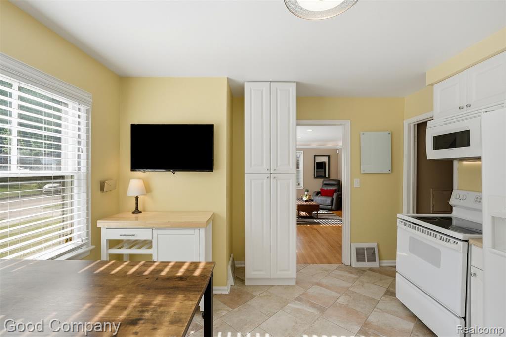 23470 Oneida Street, Oak Park, MI 48237 — Photo 9