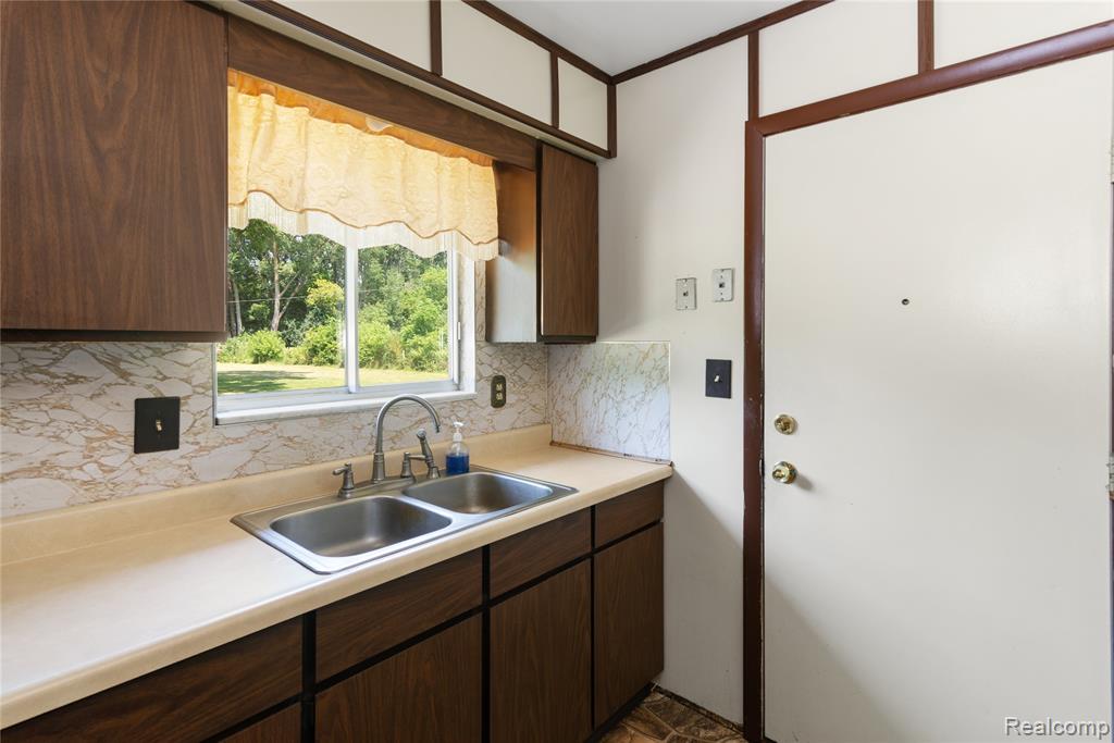 3499 E Carpenter Road, Flint, MI 48506 — Photo 12