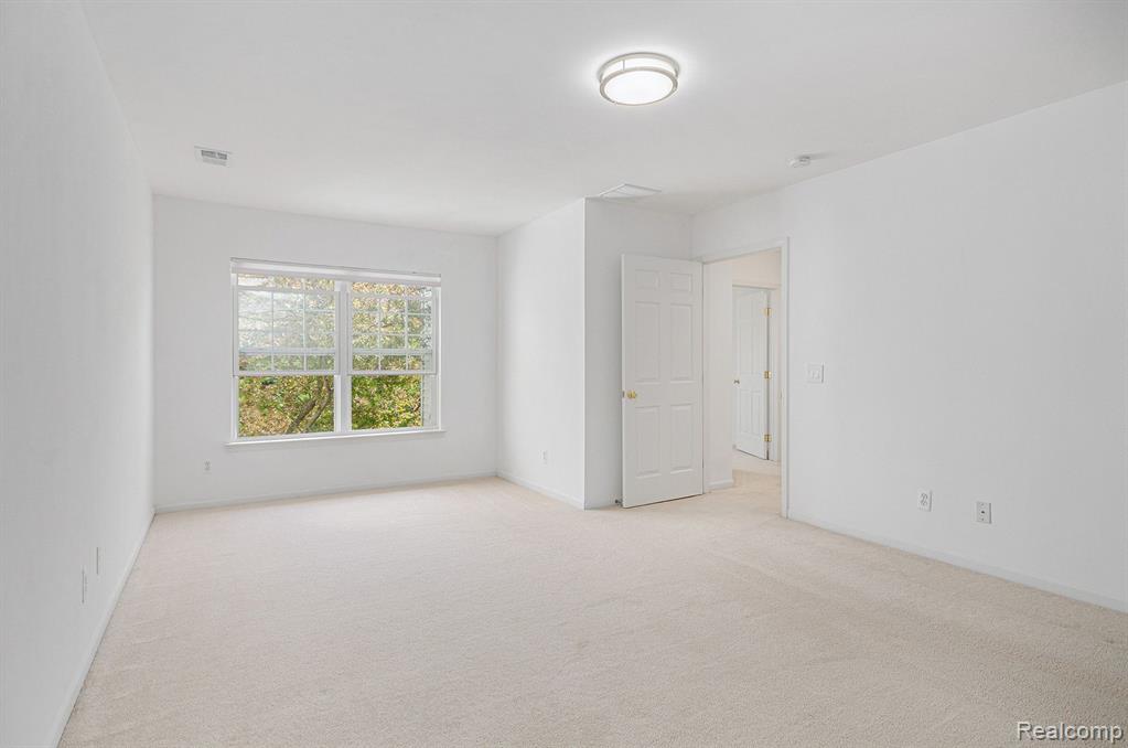 2748 S KNIGHTSBRIDGE Circle, Ann Arbor, MI 48105 — Photo 8