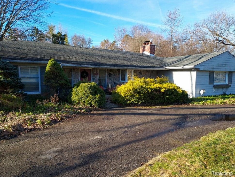 7160 Parkhurst Drive, Bloomfield Hills, MI 48301 — front exterior