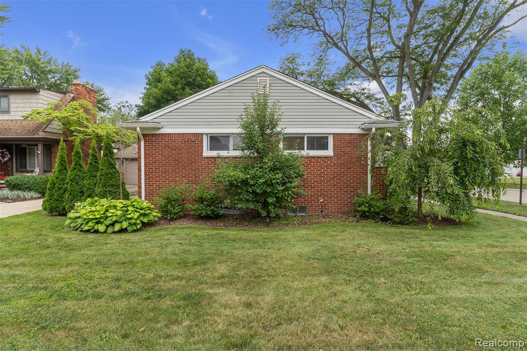 765 Vernier Road, Grosse Pointe Woods, MI 48236 — Photo 39