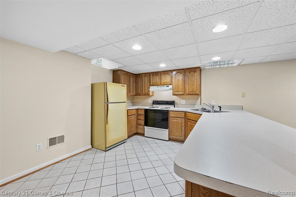 9 Canfield Circle, Dearborn Heights, MI 48127 — Photo 20