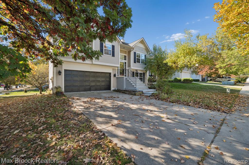758 Huntclub Boulevard, Auburn Hills, MI 48326 — Photo 3