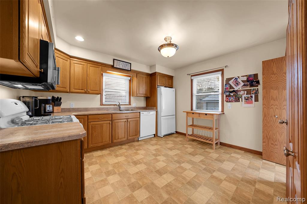 15560 CHARLES R AVE, Eastpointe, MI 48021 — Photo 9