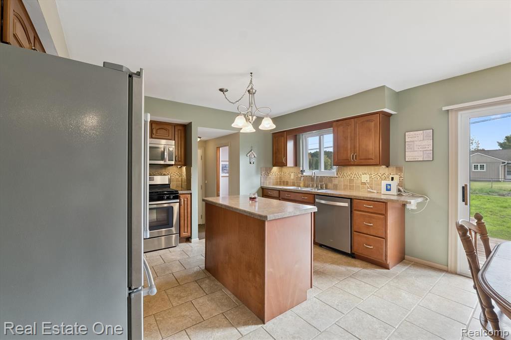 2436 Woodlawn Street, Wolverine Lake, MI 48390 — Photo 8