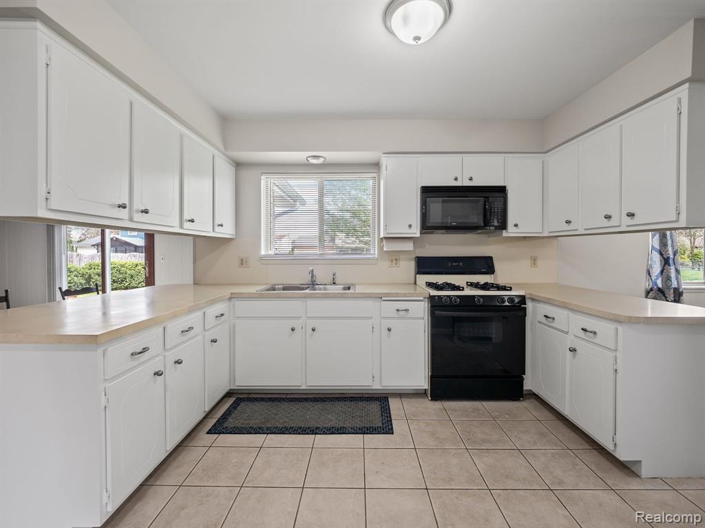53810 BRUCE HILL Drive, Shelby Twp, MI 48316 — Photo 9