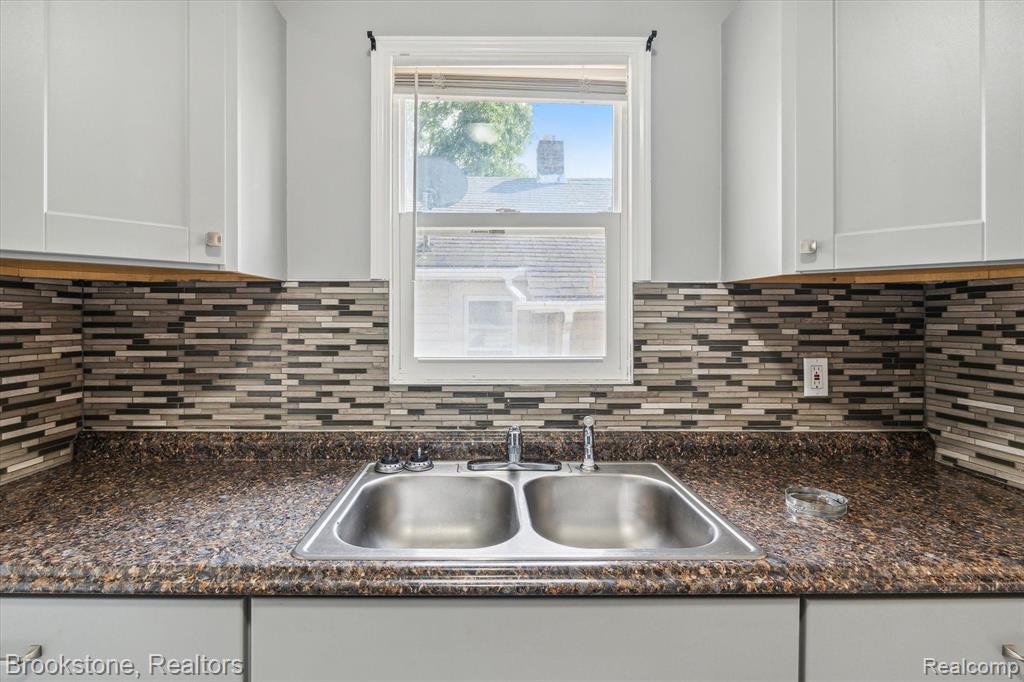 944 MELROSE Street, Pontiac, MI 48340 — Photo 11