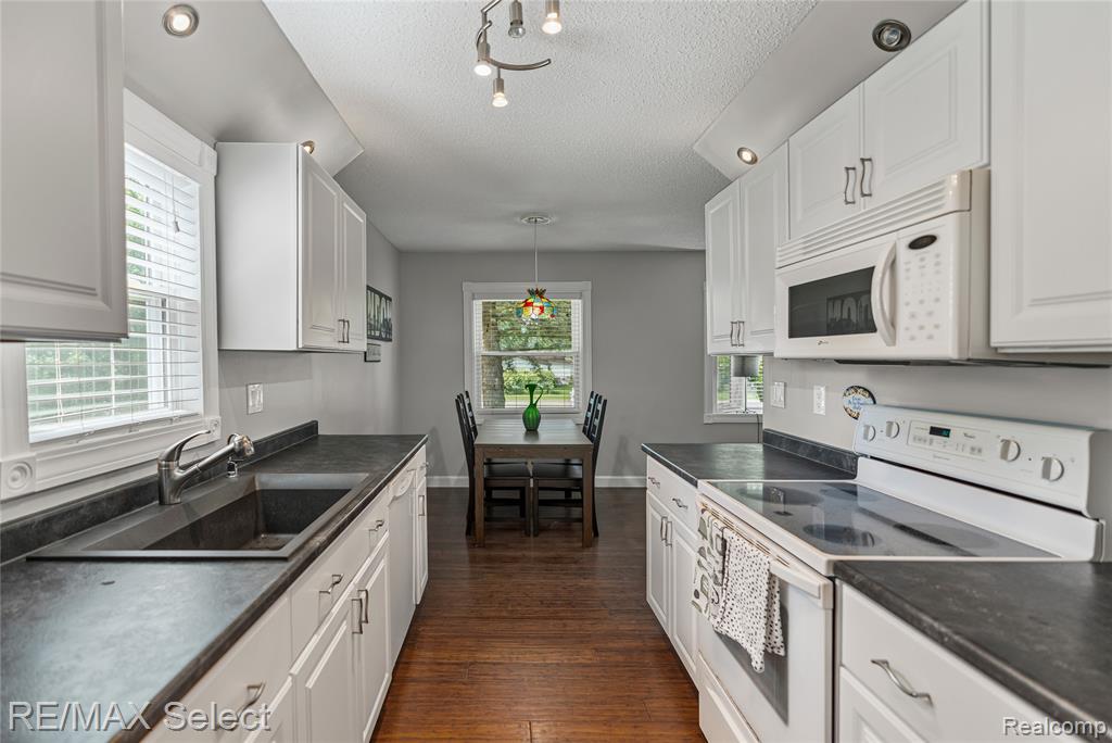 6030 Sun Valley Drive, Grand Blanc, MI 48439 — Photo 6
