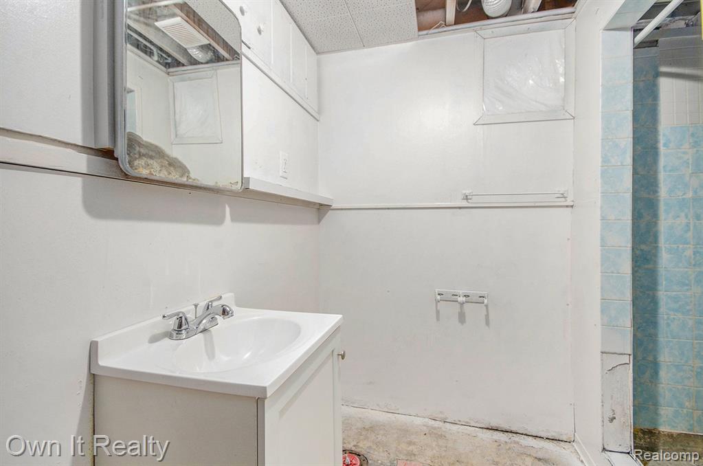 9715 STERLING Avenue, Allen Park, MI 48101 — Photo 17