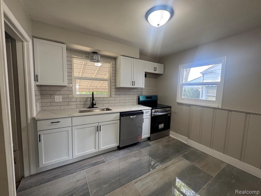 20910 Van Antwerp, Harper Woods, MI 48225 — Photo 2
